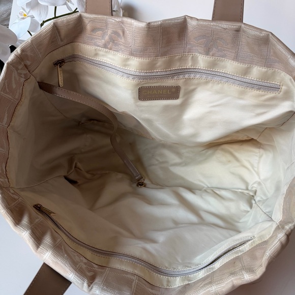 Chanel Travel Line Tote Beige CC Jacquard  very good condition pre loved 💕 - Picture 4 of 16